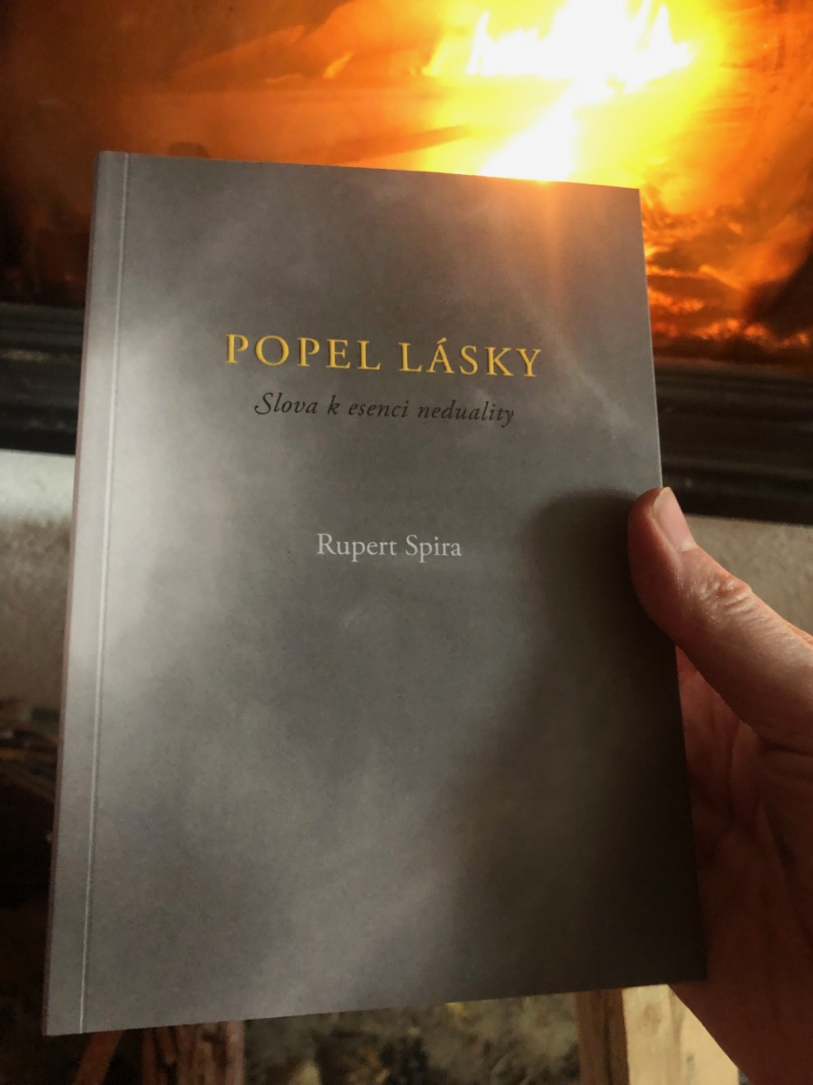 Právě vychází druhá kniha Ruperta Spiry v češtině Popel lásky