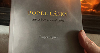 Právě vychází druhá kniha Ruperta Spiry v češtině Popel lásky